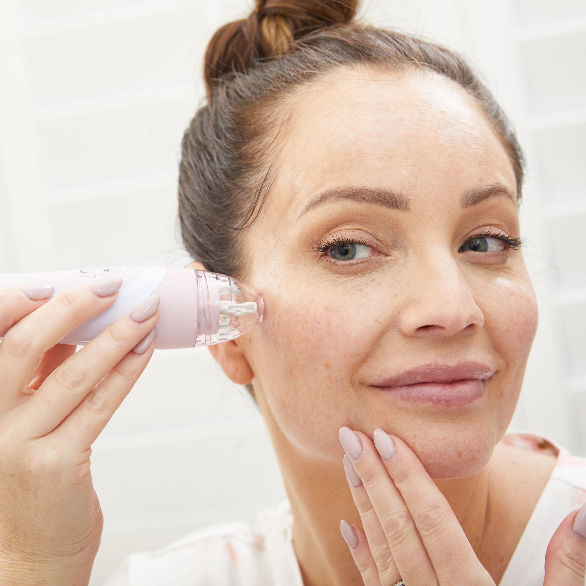 1005-CBPink?Personal Microderm Elite in Cherry Blossom being used by woman